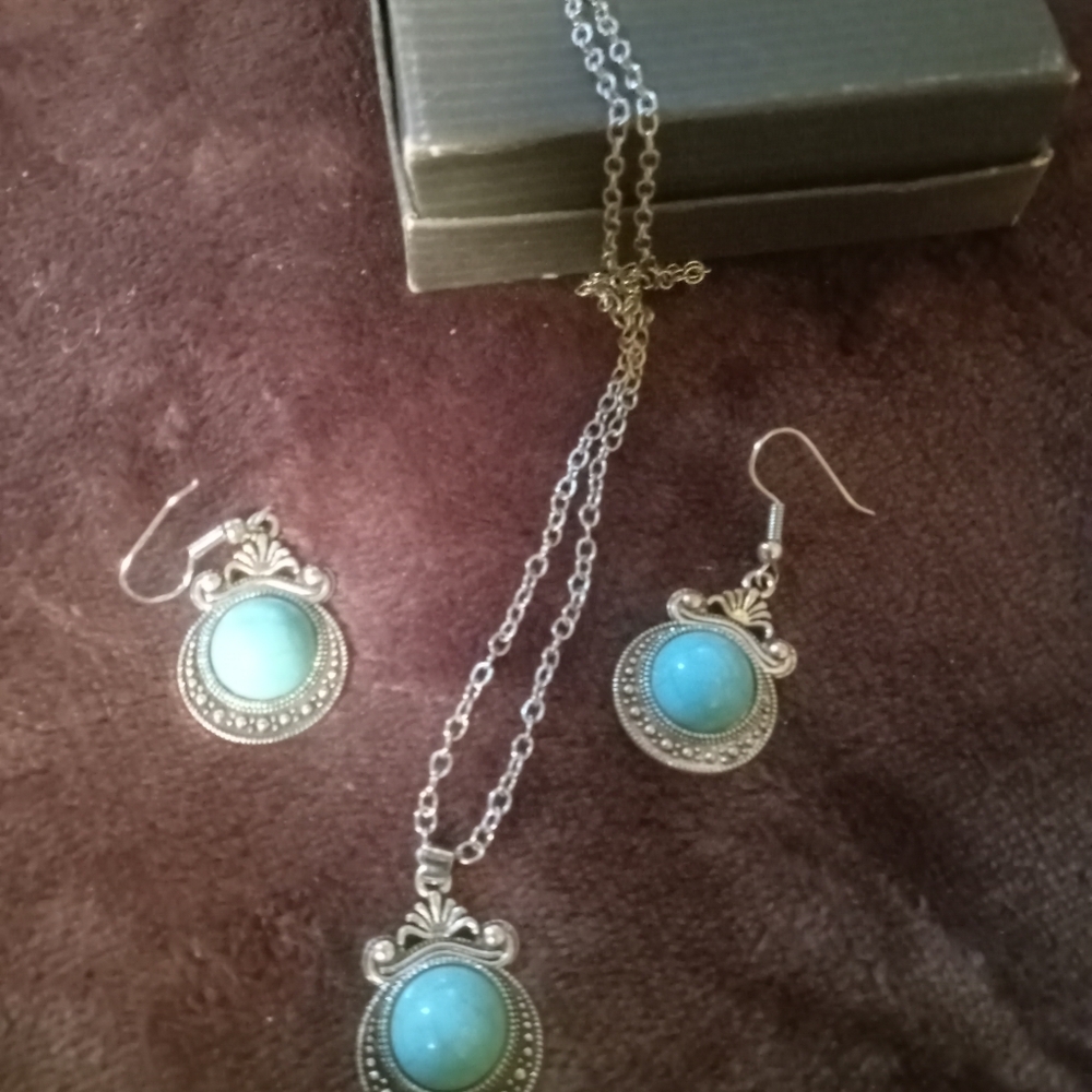 Elegant Silver and Turquoise Jewelry Set